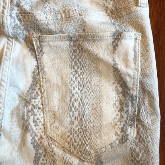 🌸New Joe’s Jeans White Snake Raw Hem Highwaist 26 - Picture 7 of 11